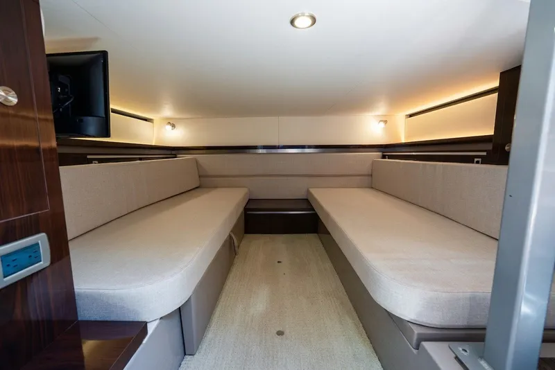 Slide: The Image of Sea Ray Sundancer 320 2020 - 8
