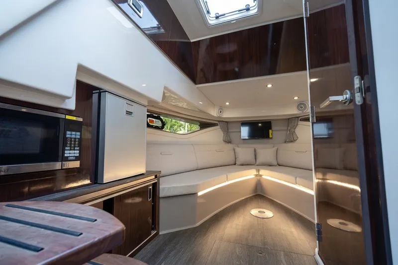 Slide: The Image of Sea Ray Sundancer 320 2020 - 7