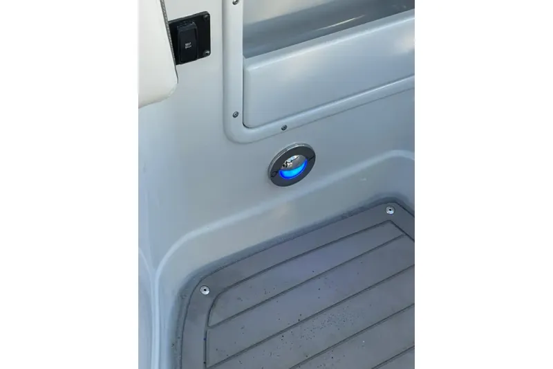 Slide: The Image of Crownline Boats 255 SS SURF 2022 - 18