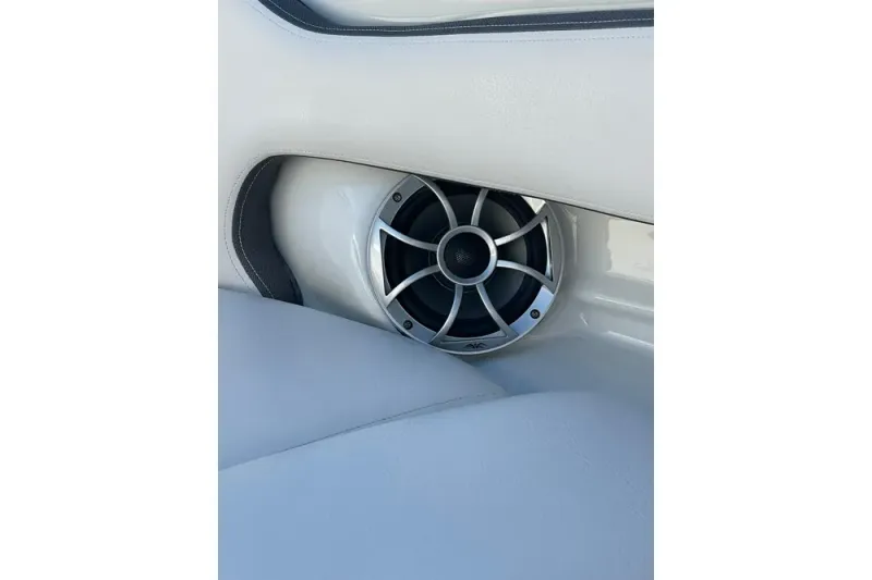 Slide: The Image of Crownline Boats 255 SS SURF 2022 - 26