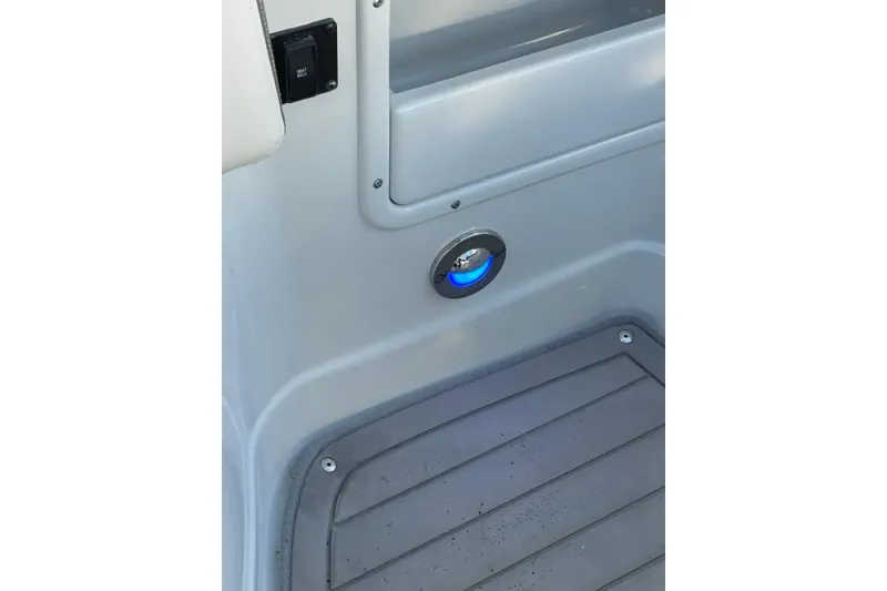 Slide: The Image of Crownline Boats 255 SS SURF 2022 - 32