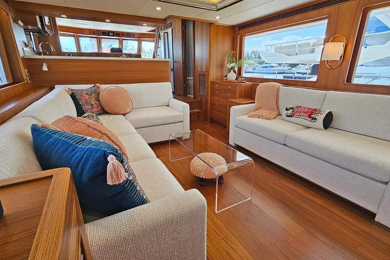 Slide: The Image of Outer Reef 720 Motoryacht 2024 - 10