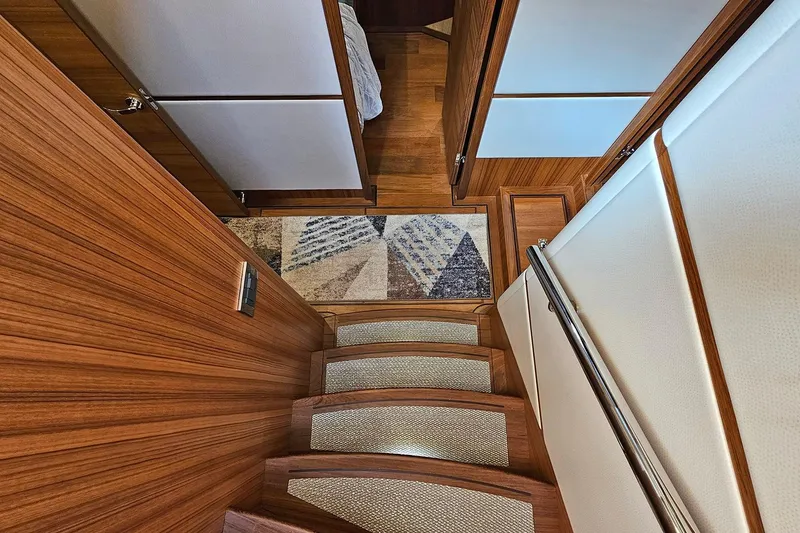 Slide: The Image of Outer Reef 720 Motoryacht 2024 - 20