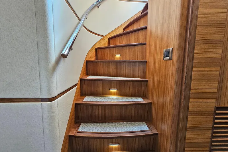 Slide: The Image of Outer Reef 720 Motoryacht 2024 - 21