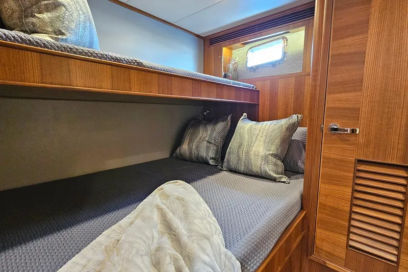 Slide: The Image of Outer Reef 720 Motoryacht 2024 - 26