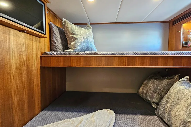 Slide: The Image of Outer Reef 720 Motoryacht 2024 - 27