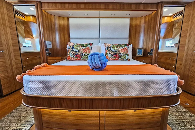 Slide: The Image of Outer Reef 720 Motoryacht 2024 - 29