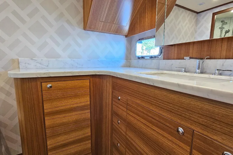 Slide: The Image of Outer Reef 720 Motoryacht 2024 - 35