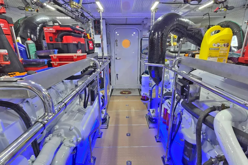 Slide: The Image of Outer Reef 720 Motoryacht 2024 - 43