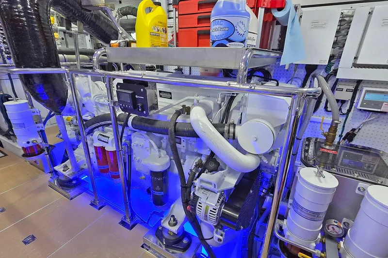 Slide: The Image of Outer Reef 720 Motoryacht 2024 - 45