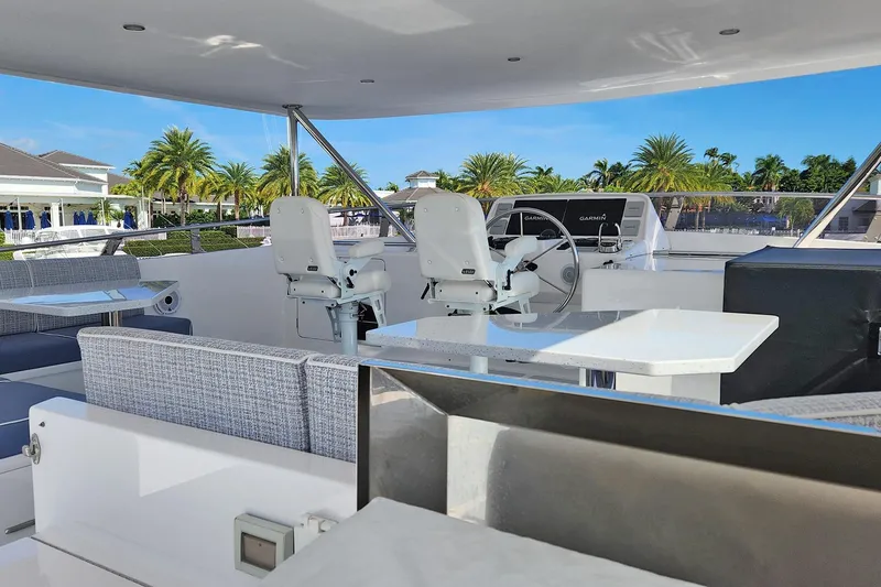 Slide: The Image of Outer Reef 720 Motoryacht 2024 - 51