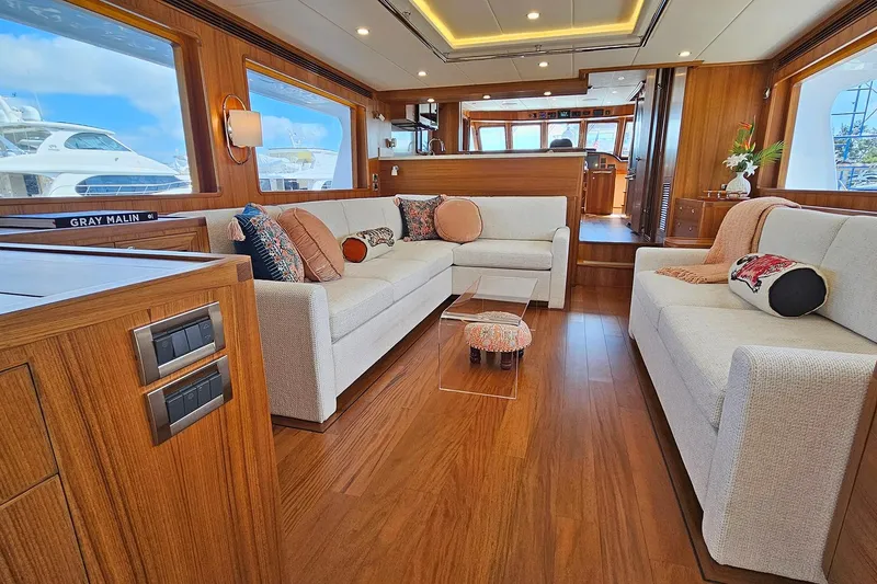 Slide: The Image of Outer Reef 720 Motoryacht 2024 - 9