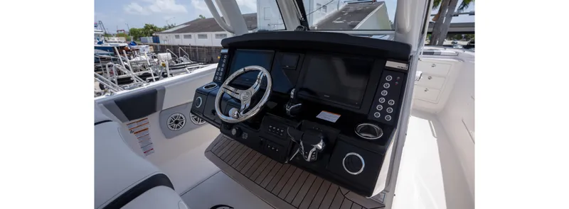 Slide: The Image of Robalo R360 2026 - 4