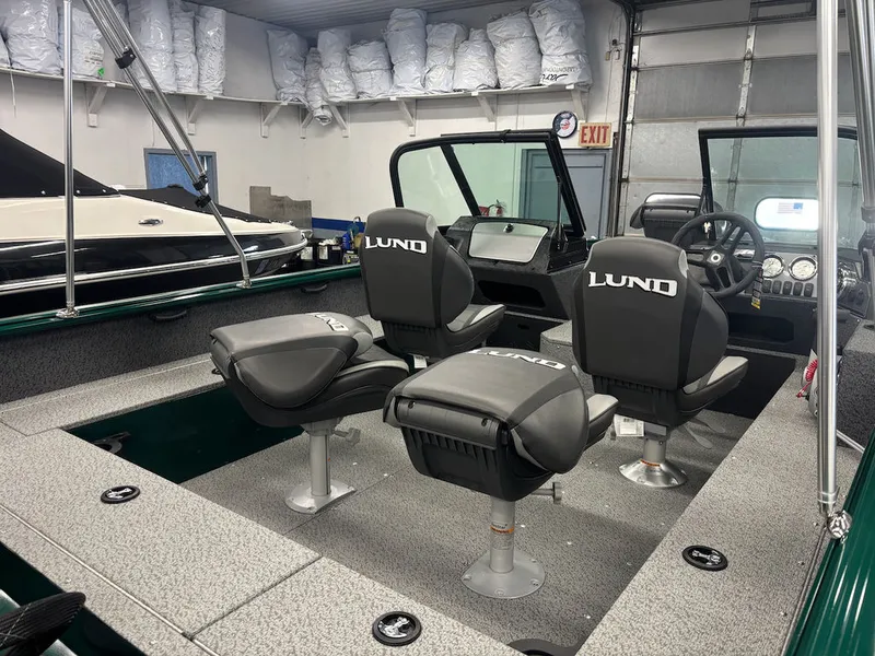 Slide: The Image of Lund 1800 Explorer Sport 2026 - 4