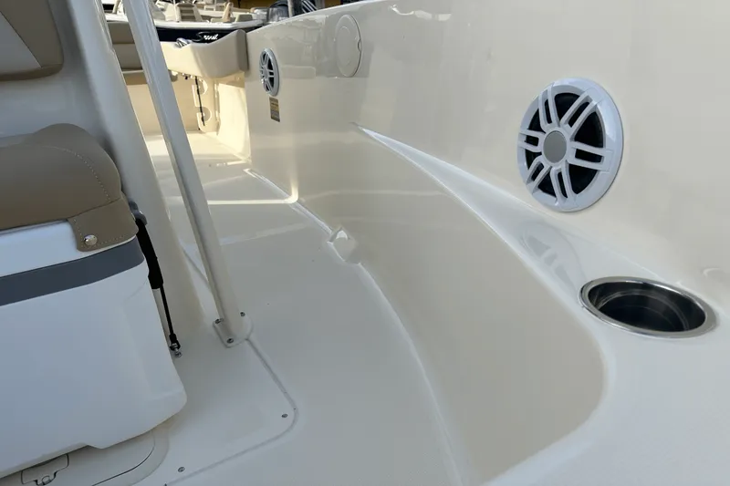 Slide: The Image of Scout 195 Sportfish 2024 - 8