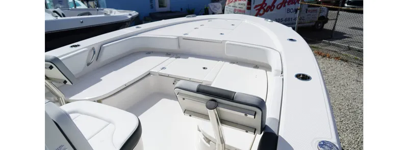 Slide: The Image of Robalo R246 Cayman SD 2026 - 1