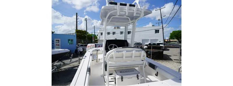 Slide: The Image of Robalo R246 Cayman SD 2026 - 3