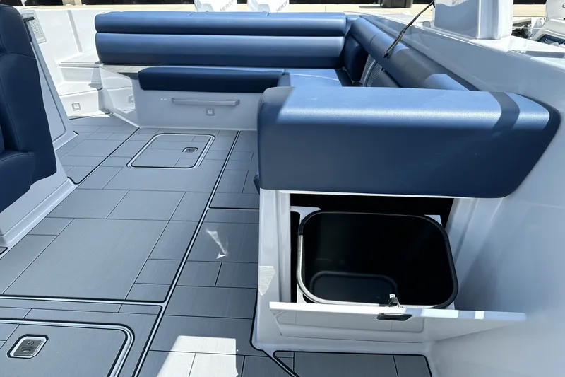 Slide: The Image of Aviara AV32 Outboard 2024 - 19