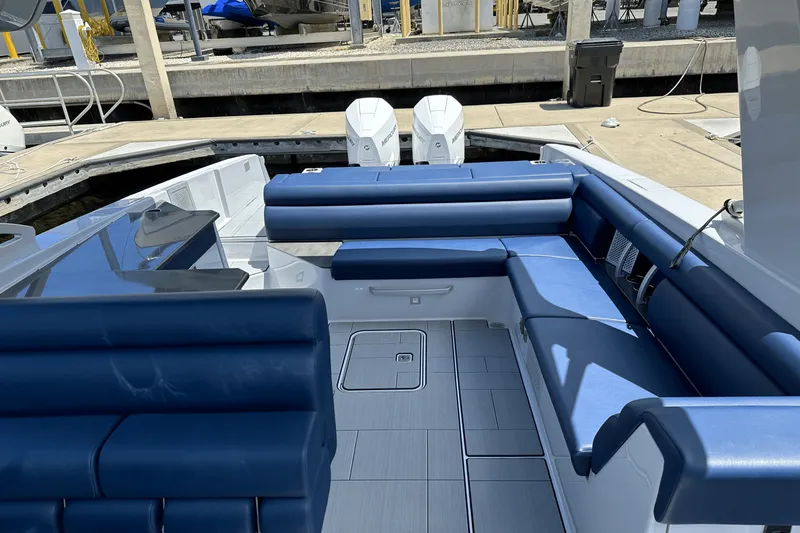 Slide: The Image of Aviara AV32 Outboard 2024 - 20