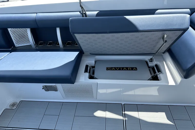 Slide: The Image of Aviara AV32 Outboard 2024 - 22