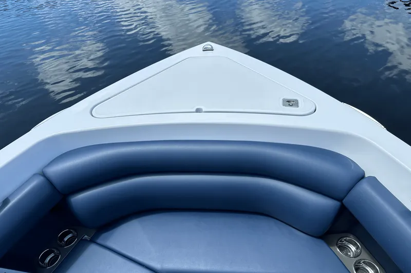 Slide: The Image of Aviara AV32 Outboard 2024 - 9