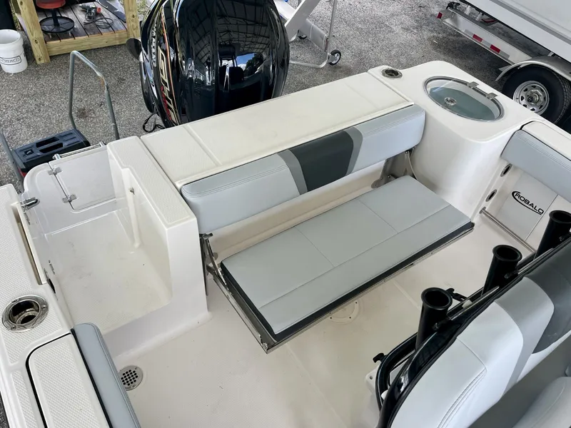 Slide: The Image of Robalo R230 2027 - 10