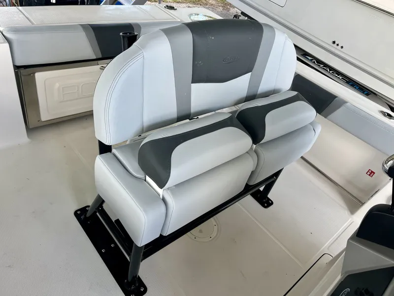 Slide: The Image of Robalo R230 2027 - 20