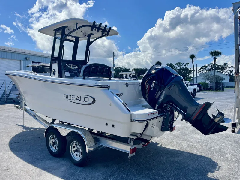 Slide: The Image of Robalo R230 2027 - 5