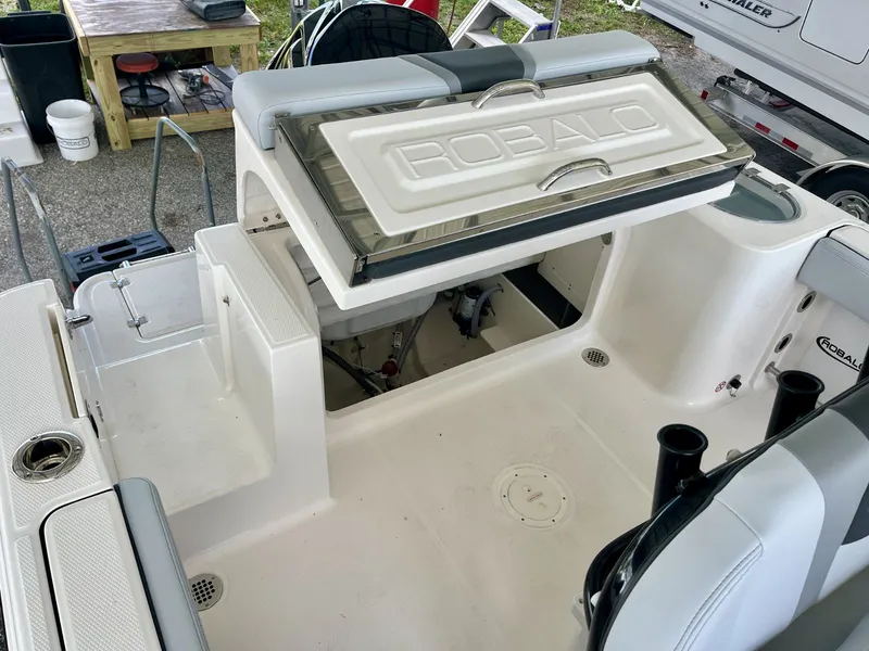Slide: The Image of Robalo R230 2027 - 11