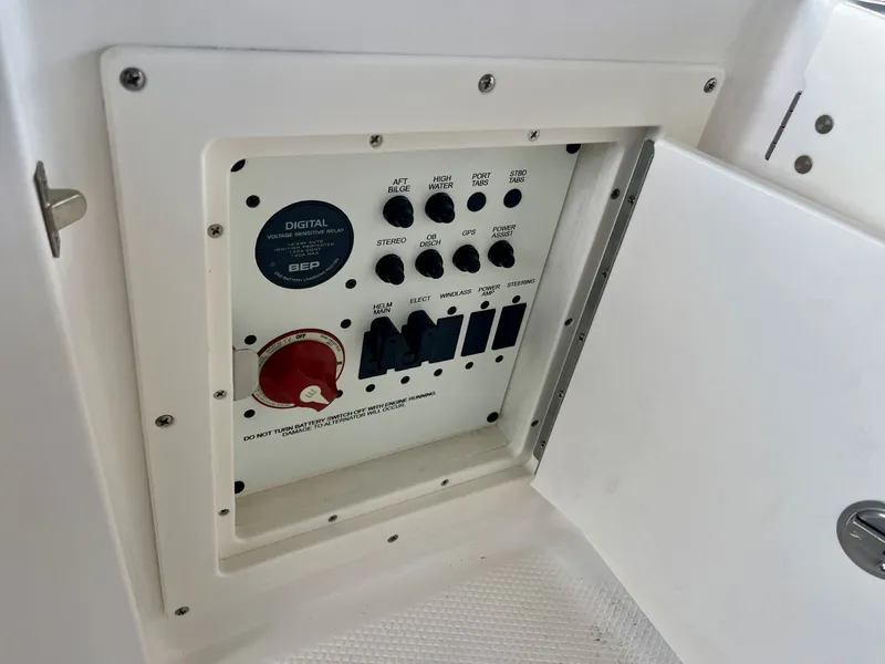 Slide: The Image of Robalo R230 2027 - 32