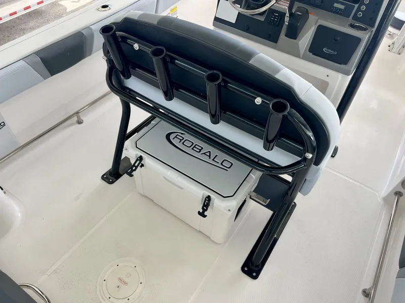 Slide: The Image of Robalo R230 2027 - 14