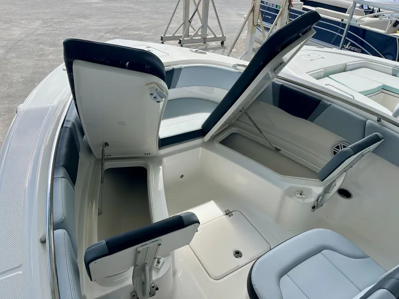 Slide: The Image of Robalo R230 2027 - 25