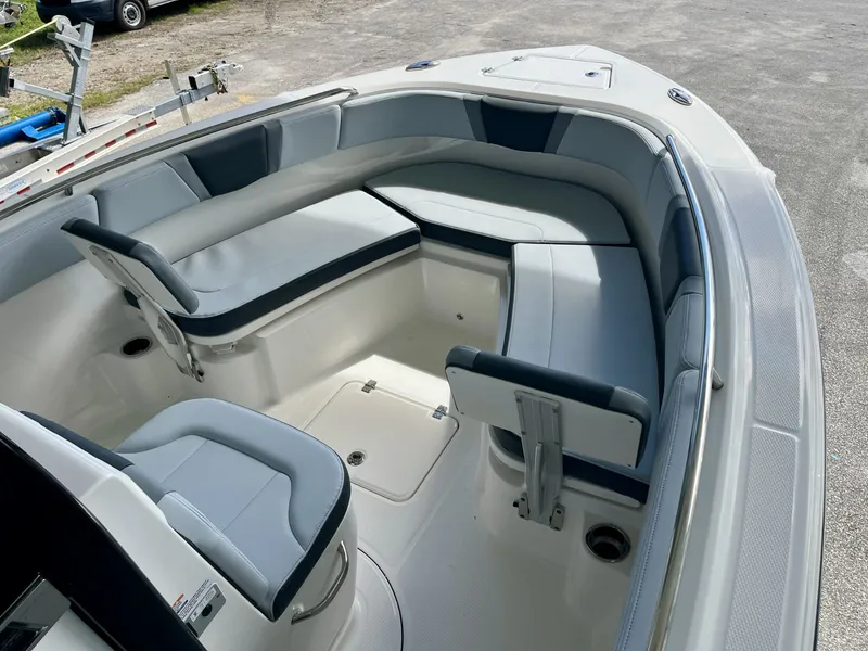 Slide: The Image of Robalo R230 2027 - 24