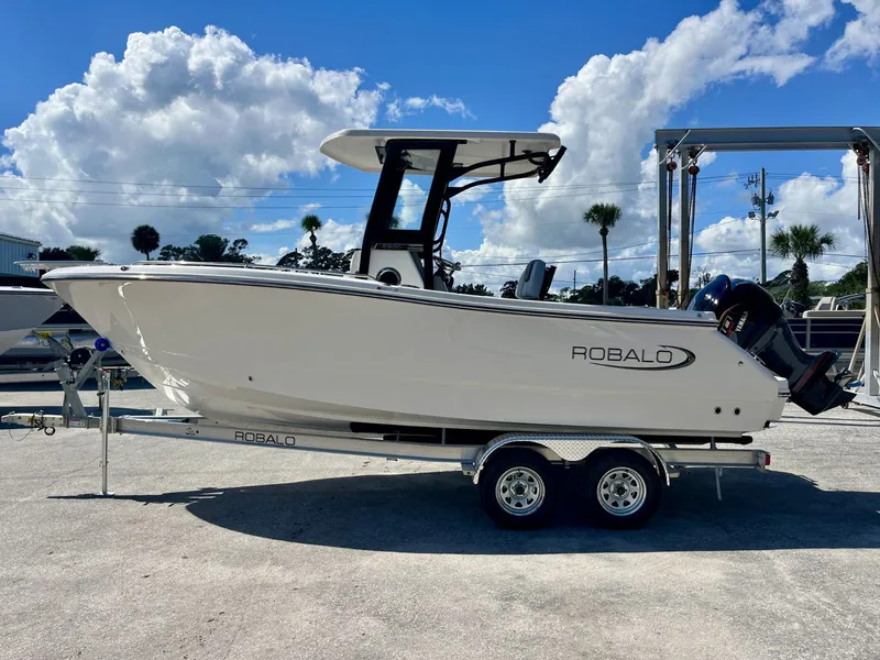 Slide: The Image of Robalo R230 2027 - 4