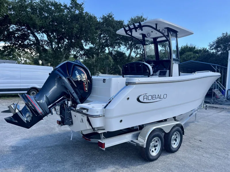 Slide: The Image of Robalo R230 2027 - 7