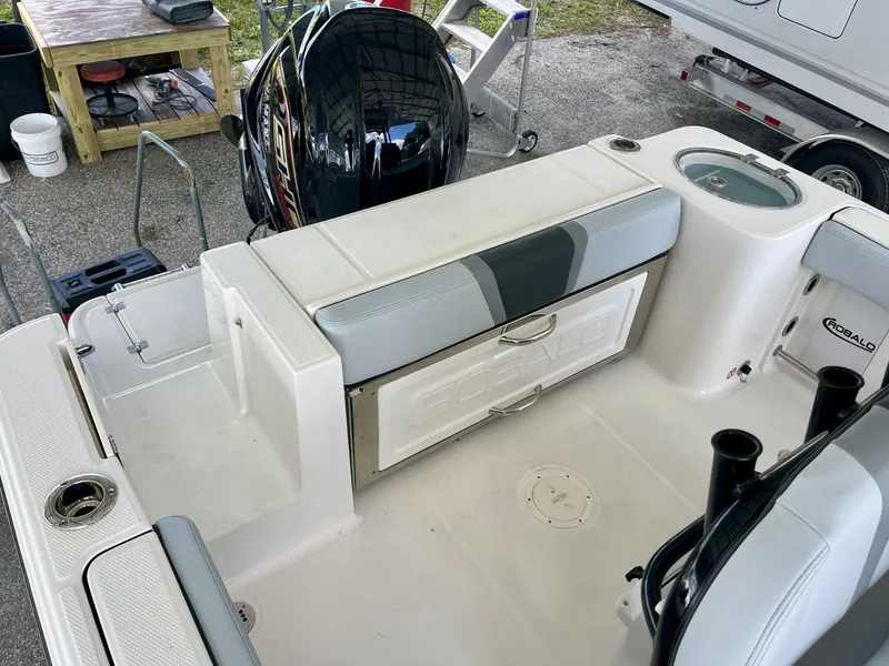 Slide: The Image of Robalo R230 2027 - 9