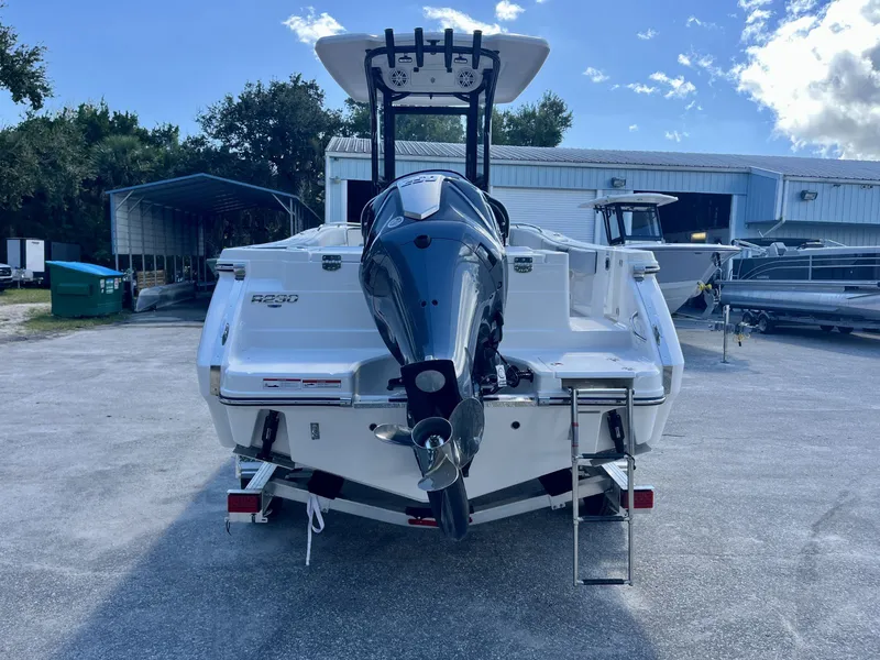 Slide: The Image of Robalo R230 2027 - 6