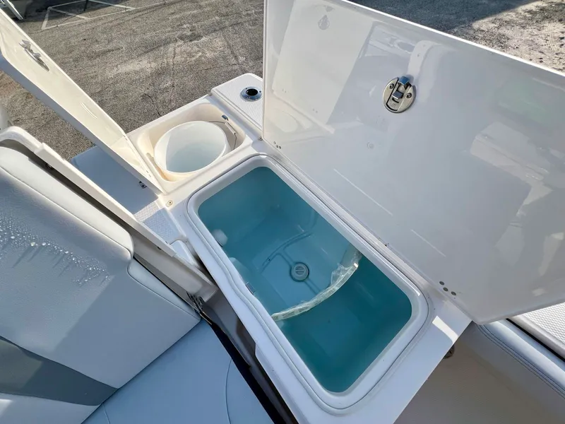 Slide: The Image of Robalo 246 2026 - 11