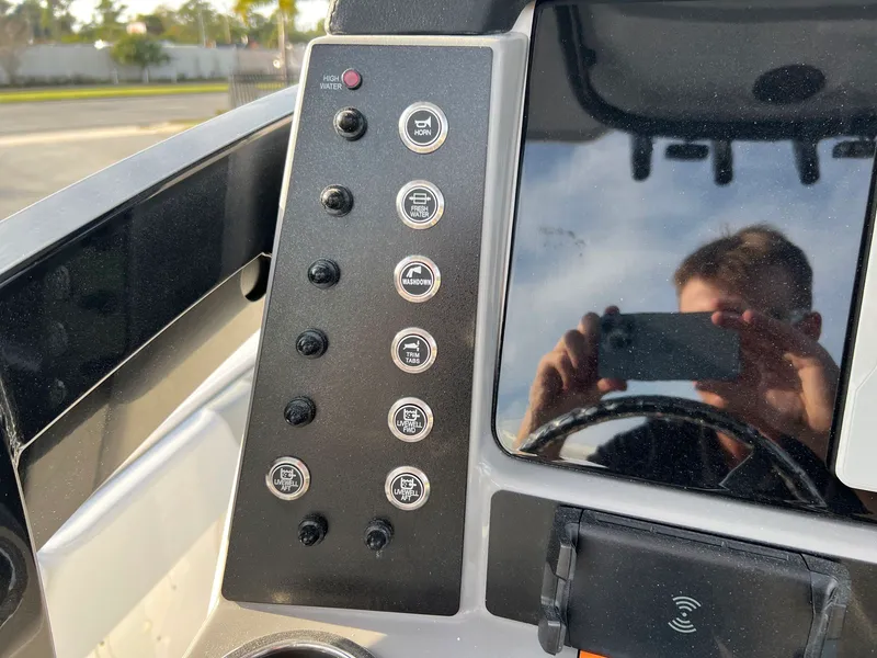 Slide: The Image of Robalo 246 2026 - 20