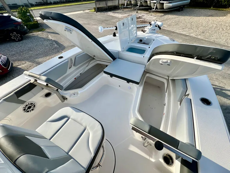 Slide: The Image of Robalo 246 2026 - 23