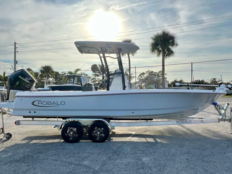 Slide: The Image of Robalo 246 2026 - 5