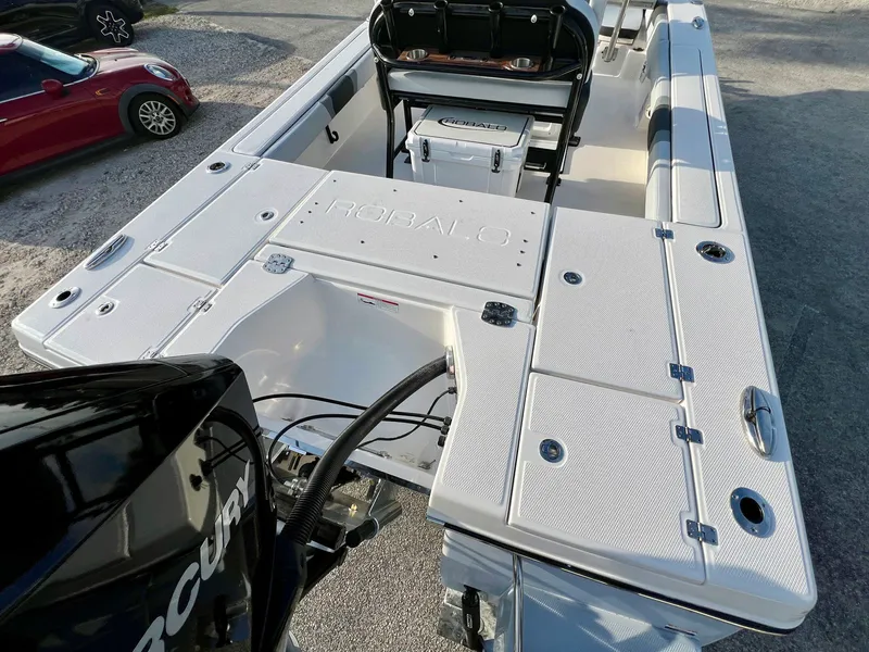 Slide: The Image of Robalo 246 2026 - 8