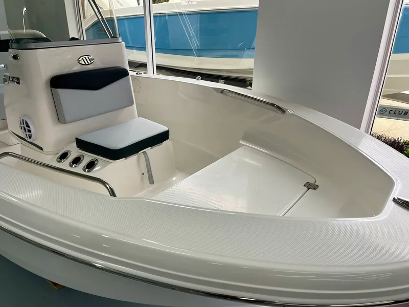 Slide: The Image of Robalo R160 2026 - 3