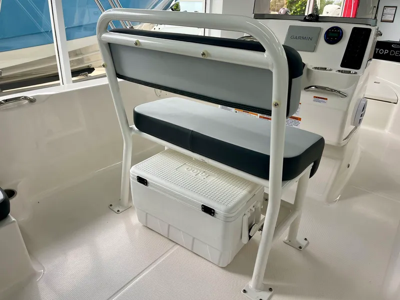 Slide: The Image of Robalo R160 2026 - 6