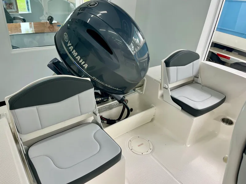 Slide: The Image of Robalo R160 2026 - 4