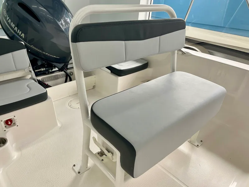 Slide: The Image of Robalo R160 2026 - 5