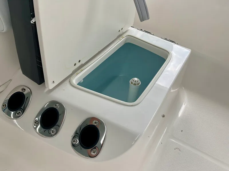 Slide: The Image of Robalo R160 2026 - 8