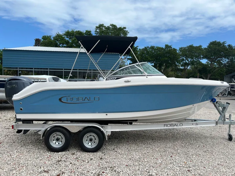 The Image of Robalo R207 2026 - 0