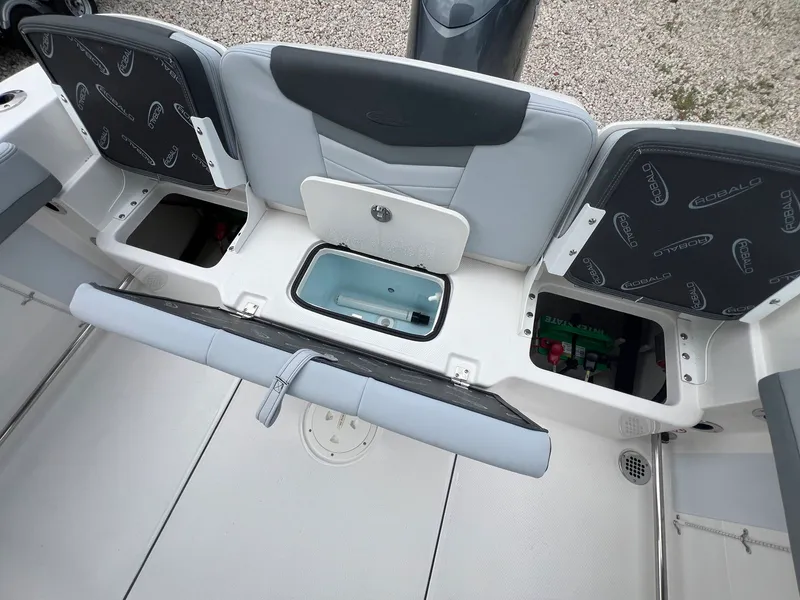 Slide: The Image of Robalo R207 2026 - 10