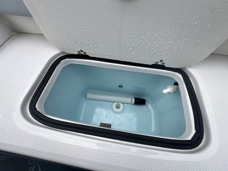 Slide: The Image of Robalo R207 2026 - 12